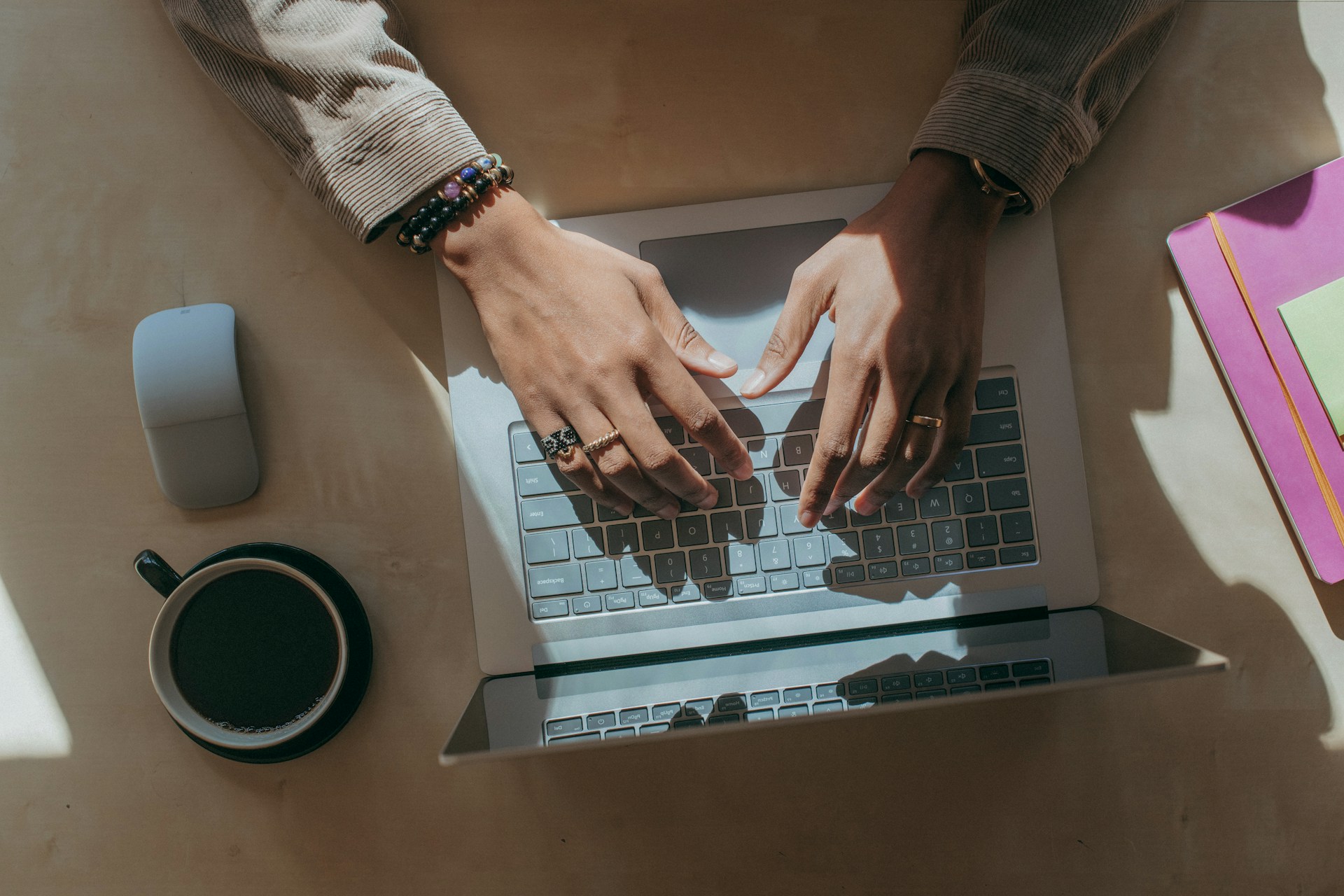 Lekarz analizujący dokumentację medyczną podczas konsultacji online